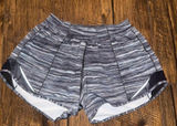 Lululemon Hotty Hot Short‎ Mid Rise Low Tide Alpine White/Black Size 4 Photo 0