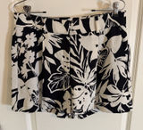 Express Stylist Shorts Women's 10 Black & White Floral Pleated High Rise Photo 0