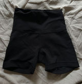 Wunder Train High-Rise Short 4” Photo 0