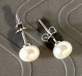 Women’s Creamy White Pearl Stud Earrings Photo 0