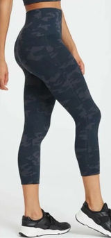 Spanx Seamless Women’s Black Camo Cropped Length LeggingsSize‎ M Photo 0