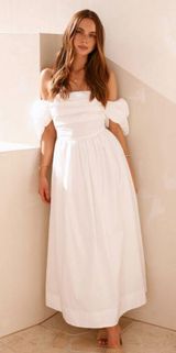 white dress Photo 0