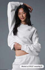 Alo Yoga Crew Photo 0
