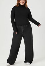 Forever 21 🏷️🏷️Women 33 Black wash, high rise, wide leg denim jeans Photo 0