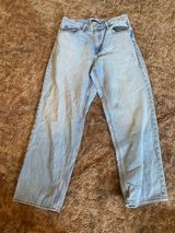 UNIQLO Women's Light Wash High/Mid-Rise Straight Leg Denim Jeans Classic Mom Photo 0