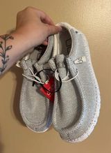 Men’s size 9 Hey Dudes Photo 0