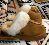 Women’s UGG Slippers Photo 0